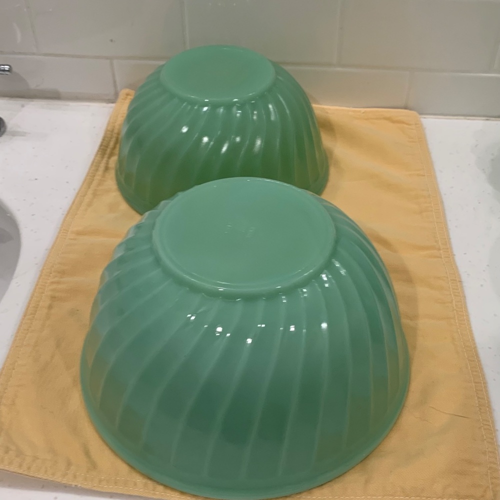 Fire King.   Rare Set of 4 Bowls.. Wavy pattern - Picture 3 of 8